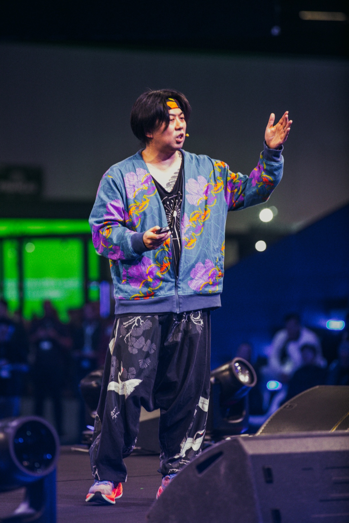 Juliano Kimura no palco com kimono