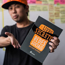 Juliano Kimura segurando O Livro Secreto das Redes Sociais